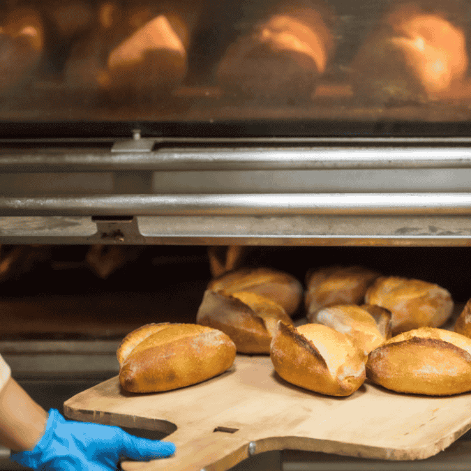 Auxiliar de padeiro: assar pão